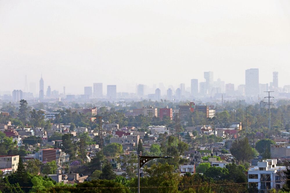 La alta radiación solar y temperaturas de 30 grados generaron la acumulación de contaminantes este miércoles. Foto: de Valente Rosas. El Universal