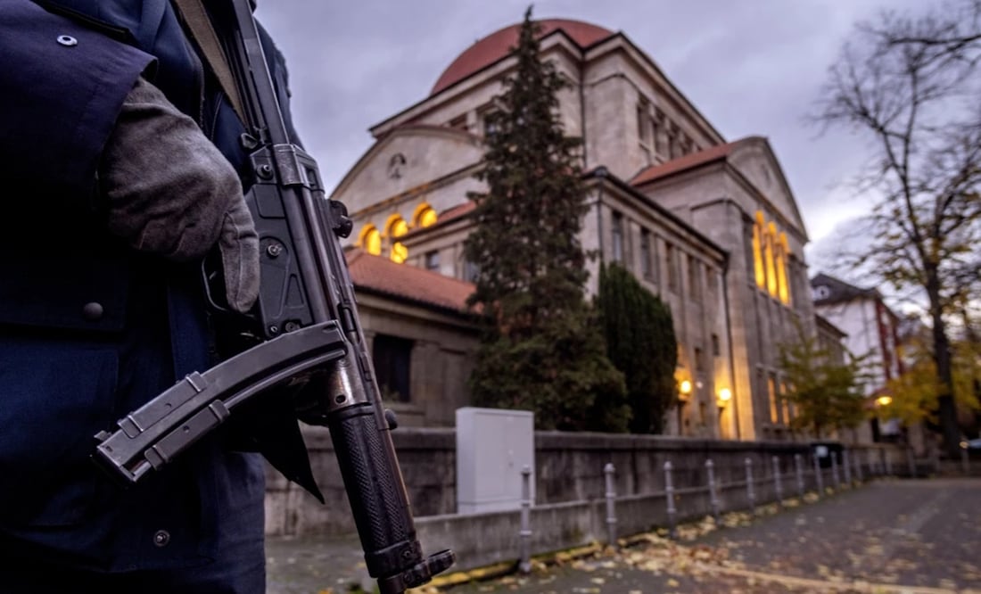 El Consejo Francés del Culto Musulmán (CFCM), condenó "con el más grande vigor el ataque abyecto" a la sinagoga de Ruán, donde además murió el atacante, un argelino de 29 años que estaba bajo una orden de expulsión por situación irregular en Francia. Foto: AP
