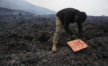 Hornean pizza sobre la lava de un volcán en Guatemala