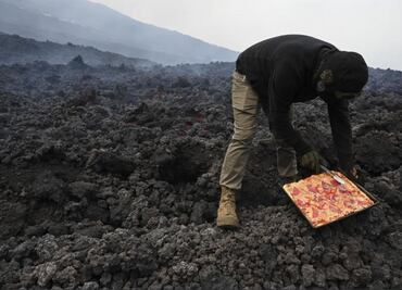 Hornean pizza sobre la lava de un volcán en Guatemala