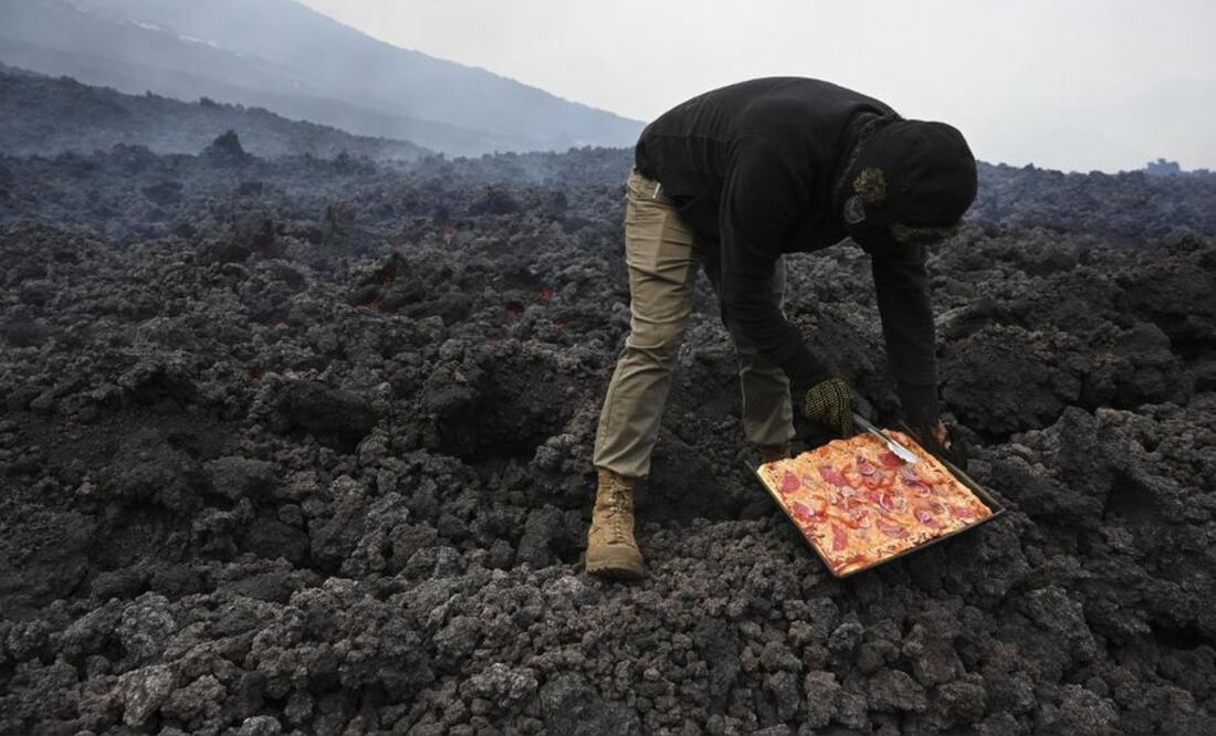Hornean pizza sobre la lava de un volcán en Guatemala