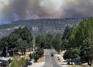 Chihuahua: bloquean tramo carretero en Guachochi por fuerte incendio forestal