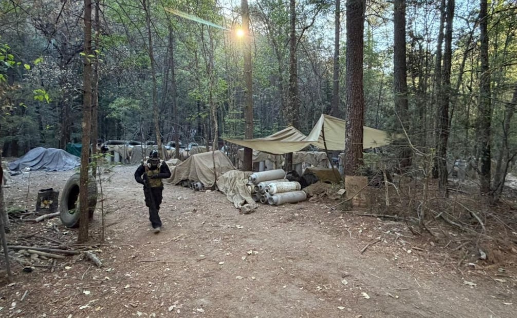 En operativo conjunto de la Agencia Estatal de Investigaciones (AEI), Defensa y la Fiscalía Especializada en Operaciones Estratégicas, localizaron dos laboratorios de metanfetamina. Foto: Tomadas de la FGE de Chihuahua