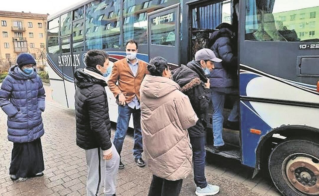 La Embajada de México en Ucrania logró conseguir un autobús para que los guanajuatenses salgan del país, en medio de la guerra. Foto: ESPECIAL
