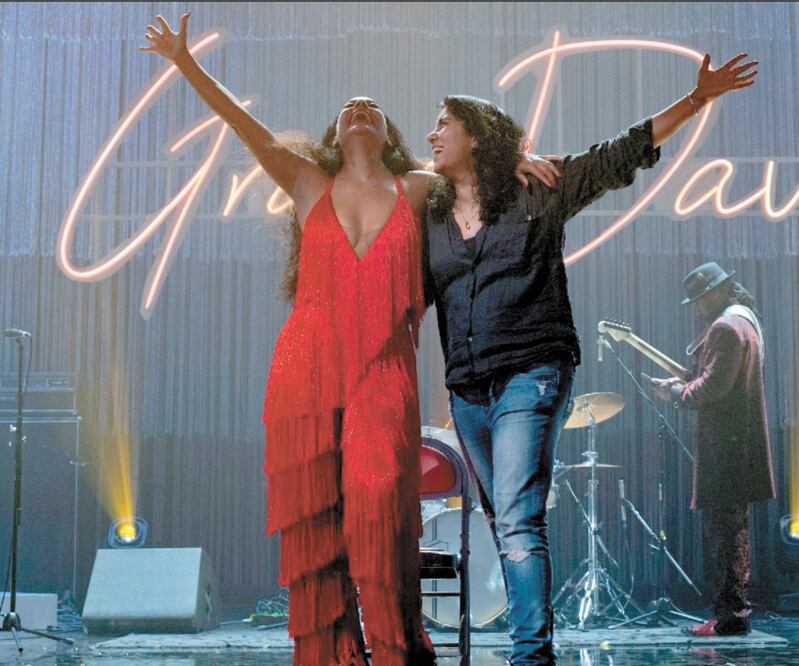 Tracee Ellis Morgan y Dakota Johnson estelarizan el filme sobre el resurgir de una cantante.Focus Features/Working Title Films  