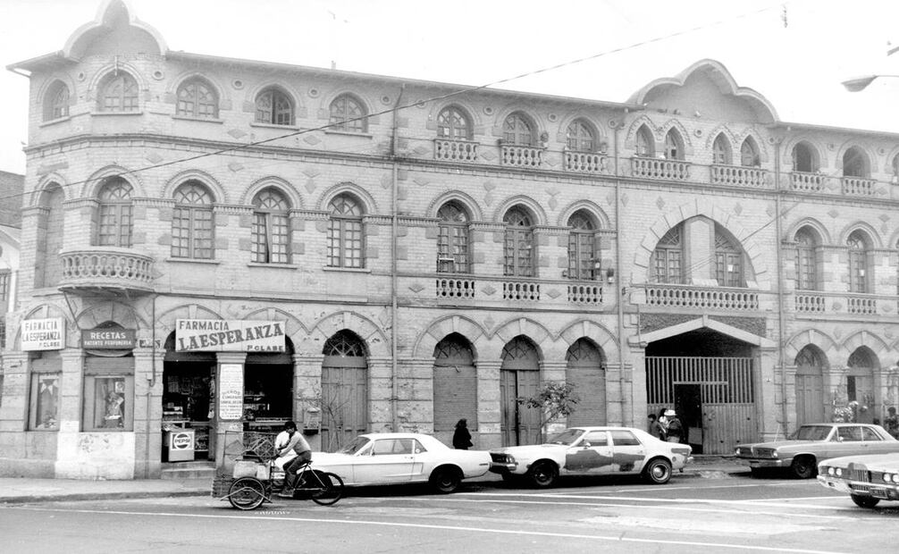 Llamativa construcción ecléctica ubicada en la esquina de Laguna del Carmen y la Calzada México Tacuba en una fotografía de los años setenta. Crédito: INAH.