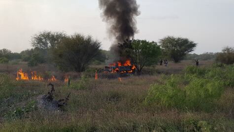Auto de presuntos sicarios vuelca y se incendia en Nuevo León