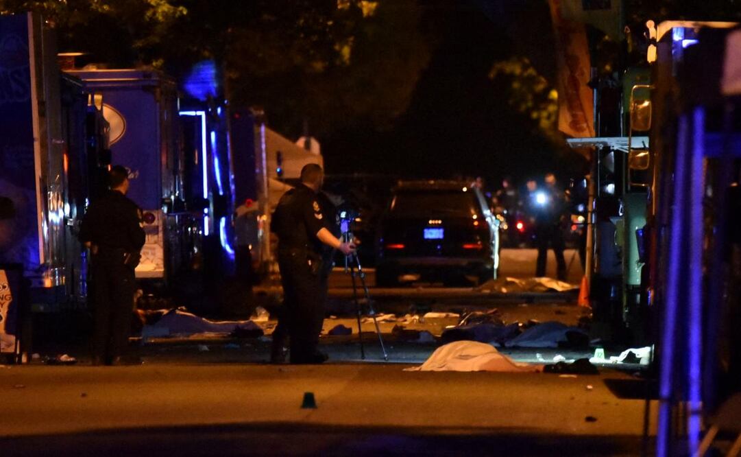 La policía de Vancouver investiga la escena de un crimen después de que un hombre atropellara a peatones durante el festival anual de Lapu Lapu, que celebra la cultura filipina, en la avenida 43 Este y Fraser, al sur de Vancouver, el 26 de abril de 2025. La policía canadiense arrestó a un hombre el 26 de abril después de que un coche se estrellara contra una fiesta callejera en la ciudad occidental de Vancouver, causando la muerte de varias personas. Las autoridades informaron que el incidente ocurrió poco después de las 20:00 (03:00 GMT del domingo) en el barrio Sunset on Fraser de Vancouver, mientras miembros de la comunidad filipina se reunían para celebrar el Día de Lapu Lapu. Foto: AFP