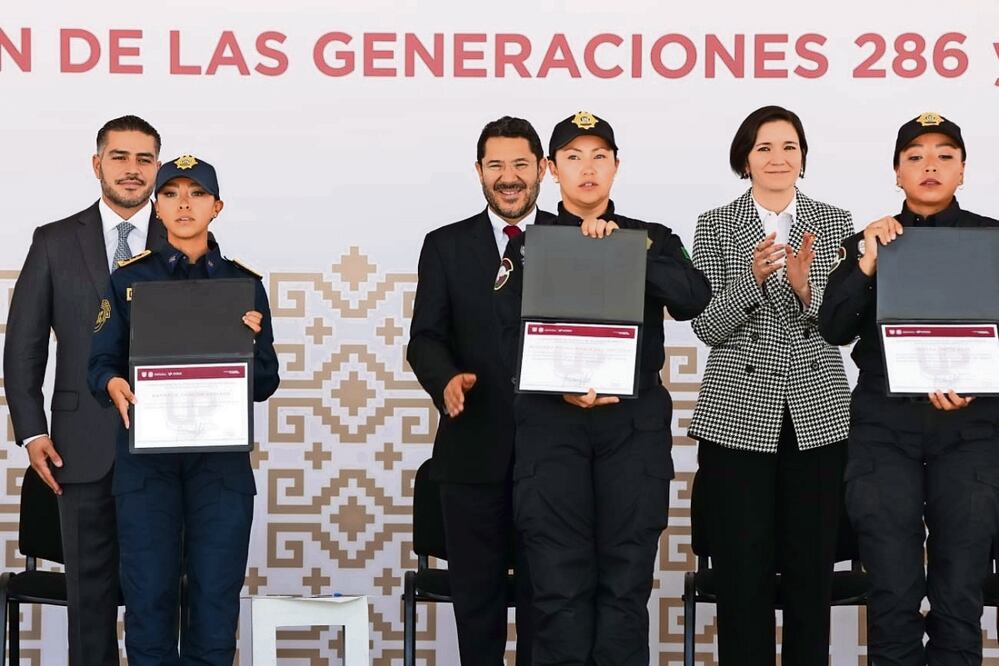 El jefe de la policía, Omar García Harfuch, pidió a los nuevos elementos conducirse con honestidad. Foto: Especial