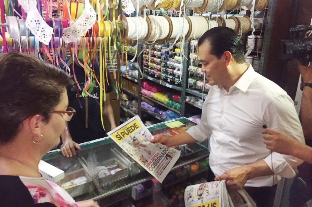 Juan Zepeda regaló playeras con su eslogan y repartió ejemplares de su propuesta de campaña (EMILIO FERNÁNDEZ. EL UNIVERSAL)