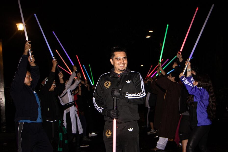 Tres noches a la semana, el grupo se reúne en la explanada del Museo de las Intervenciones. Son apasionados de la saga de películas. Foto. Gabriel Pano 