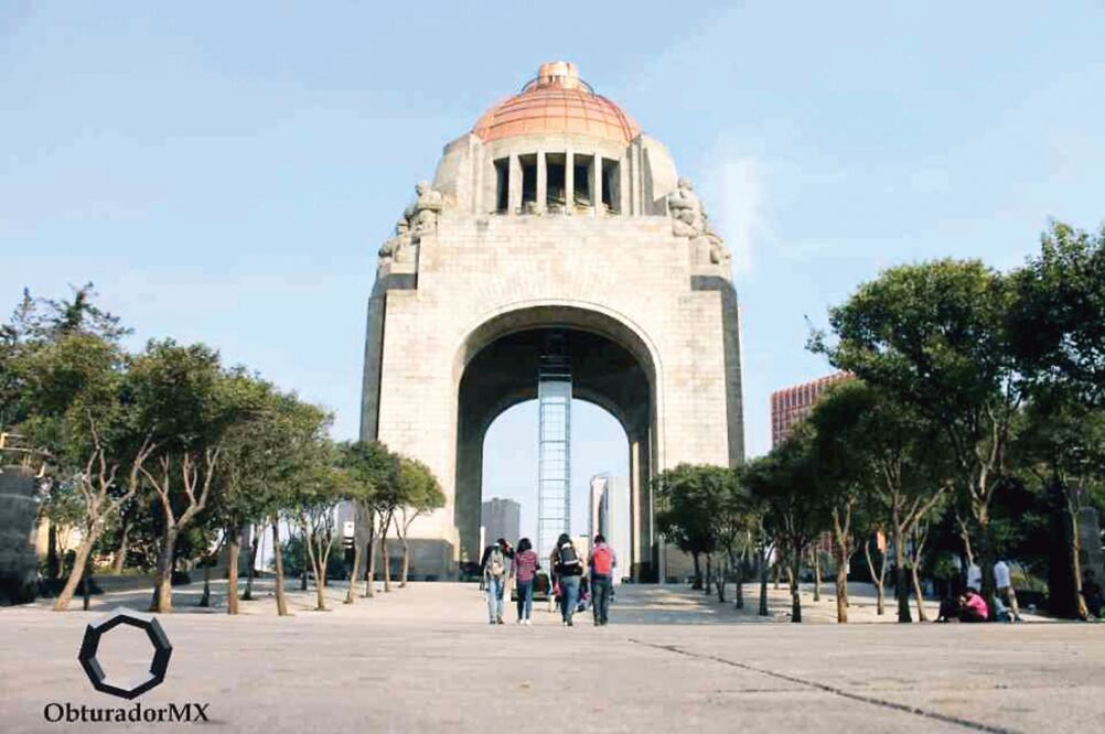 Por la tarde de ayer, los alrededores del Monumento a la Revolución se encontraban libres de casas de campaña, luego de que el campamento de maestros fue retirado tras un incendio que se desató el jueves por la noche (MOISÉS ROSAS. OBTURADORMX)