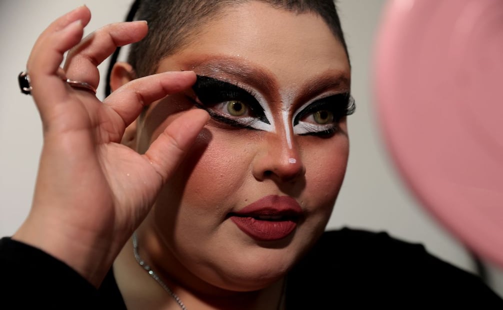 "El simple hecho de salir a la calle caracterizada constituye un acto político de “resistencia y de visibilidad queer”, comparte Alexis 3XL.| Fotografía: Juan Boites.