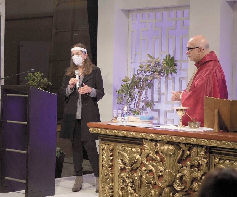 Rosy, con careta y cubreboca, arrancó grabaciones con una pequeña misa. Foto: TELEVISA