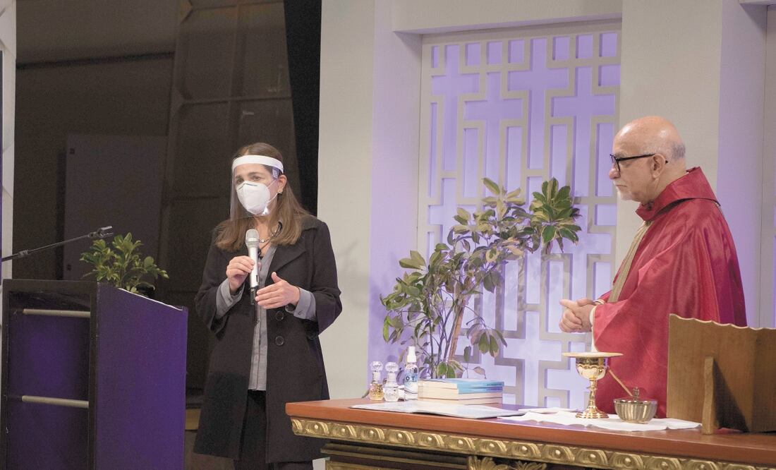 Rosy, con careta y cubreboca, arrancó grabaciones con una pequeña misa. Foto: TELEVISA