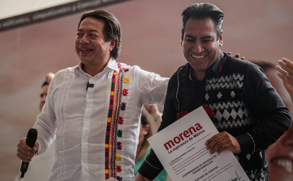 Mario Delgado acompaña a Eduardo Ramírez a recibir su constancia como precandidato de Morena a la gubernatura de Chiapas. Foto: Gabriel Pano/EL UNIVERSAL