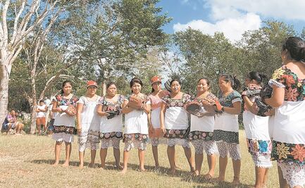 Sin calzado y con huipil, mujeres mayas hacen suyo el softbol