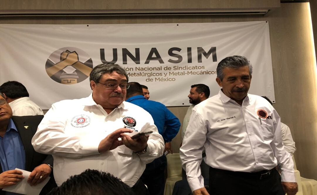 De izq a der. Carlos Pavón, secretario general de SNMM FRENTE y Javier Villarreal, secretario general de la CTM Foto: Cortesía
