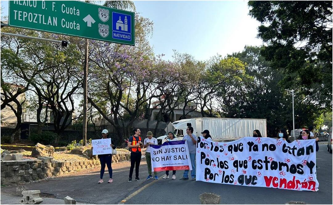 Integrantes del Frente Estudiantil por la Justicia de la Escuela de México cierran Cuernavaca. Foto: Especial.