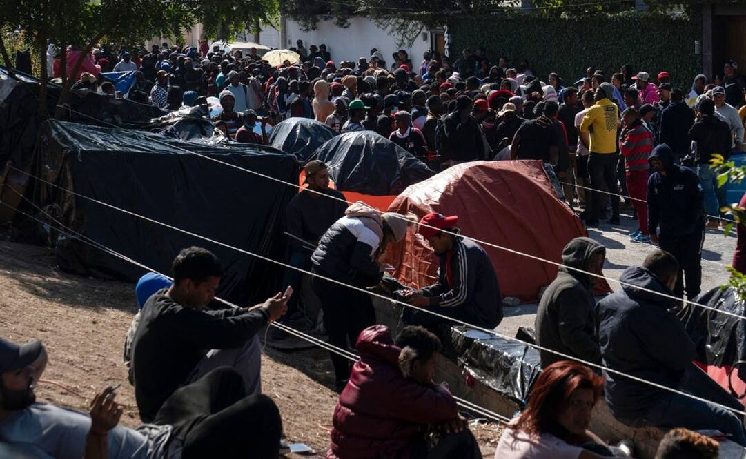 Solicitantes de asilo hacen fila para poner su nombre en una lista para que los llamen cuando les toque pedir asilo en EU, un día después de que se esperaba que se levantara el Título 42. Foto: Verónica G. Cárdenas / AFP