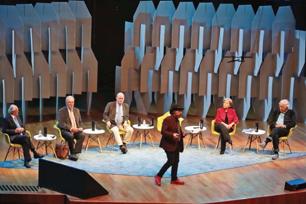 El coloquio internacional “Acosos a la Civilización. De muro a muro”, que organizan la Universidad Nacional Autónoma de México, la Universidad de Guadalajara y la Feria Internacional del Libro, reunió a expertos en ciencias. (ALEJANDRO ACOSTA. EL UNIVERS)