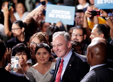 Latinos, "el futuro de EU", afirma Kaine en discurso en español