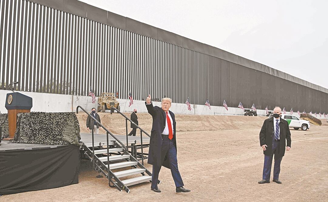 El presidente saliente, Donald Trump, visitó ayer una sección del muro fronterizo en Álamo, Texas. Foto: Mandel Ngan. AFP