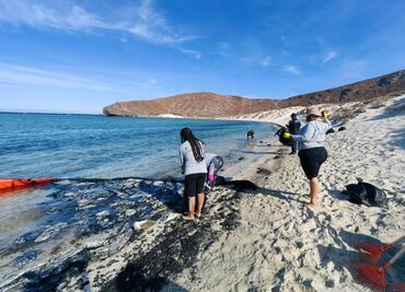 Inicia extracción de yate que contaminó playa Balandra en Baja California Sur
