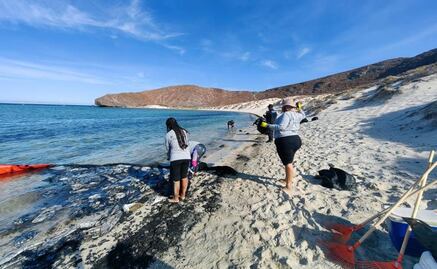 Inicia extracción de yate que contaminó playa Balandra en Baja California Sur