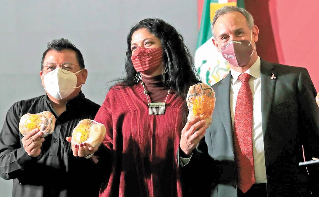 Hugo López-Gatell (der.) dice que México llegó a 90 mil 773 muertes por Covid. Lo acompañan Mardonio Carballo y Alejandra Frausto. Foto: JUAN BOITES. EL UNIVERSAL