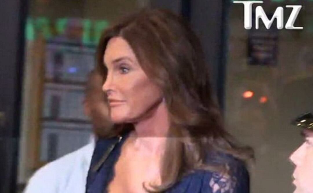 Algo despistada y asombrada por el clamor popular, Caitlyn Jenner parece confundirse con el vehículo que debe abordar. FOTO: Captura video TMZ