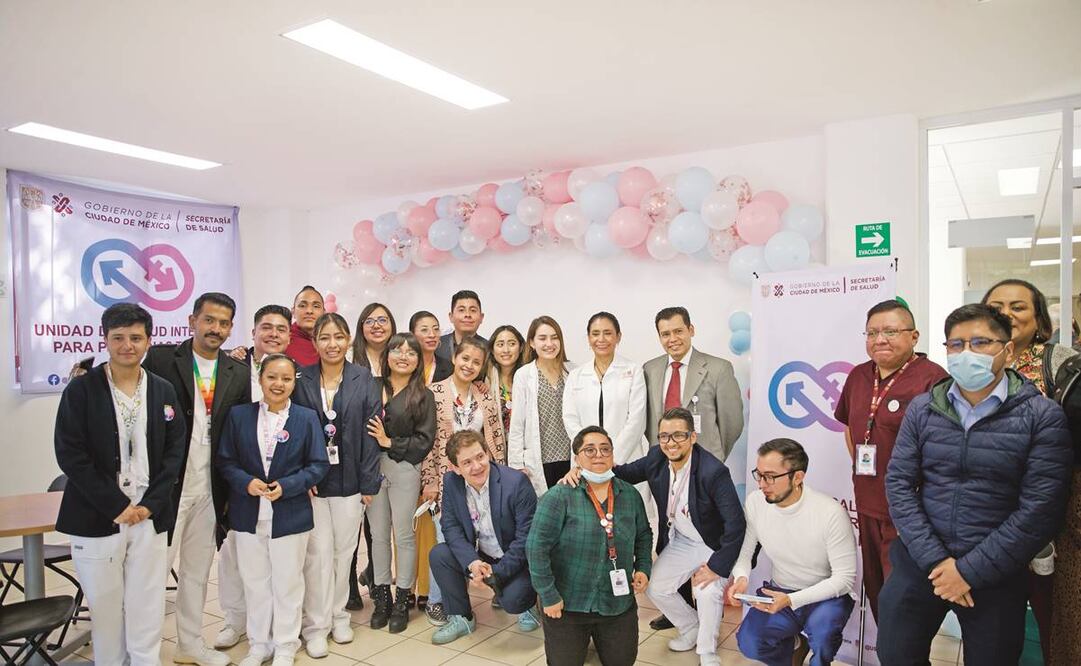La secretaria de salud de la CDMX Oliva López acudió a la celebración del primer año de operaciones de la unidad de salud integral para personas trans donde dio reconoció la labor de Oyuki Martínez. Foto: Germán Espinos