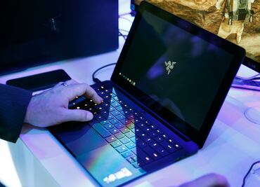 Prohíben aparatos electrónicos en vuelos de 8 países hacia EU