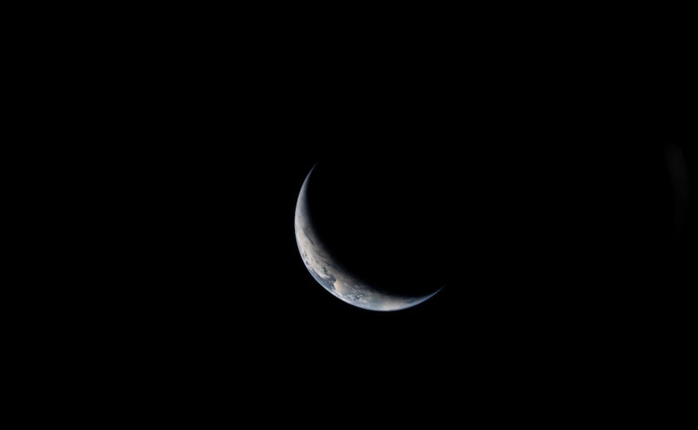 Fotografía compartida este sábado por la NASA en su cuenta oficial de X junto con el mensaje "Los astronautas de Artemis II ya han recorrido más de la mitad del camino hacia su destino, y los preparativos para el sobrevuelo lunar están en marcha. Foto: EFE