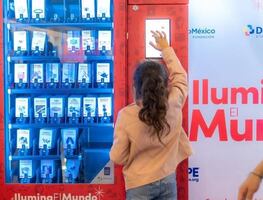 Instalan máquinas en CDMX para regalar cobijas y comida en Navidad; Iglesia invita a actos de bondad