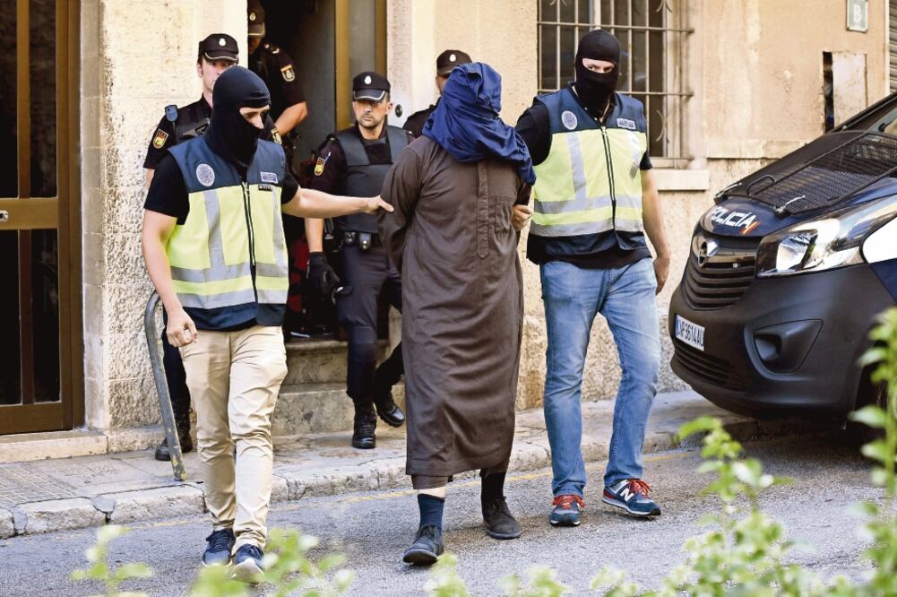 La policía detuvo el pasado miércoles a seis miembros de una presunta célula del Estado Islámico en España. (ATIENZA. EFE)