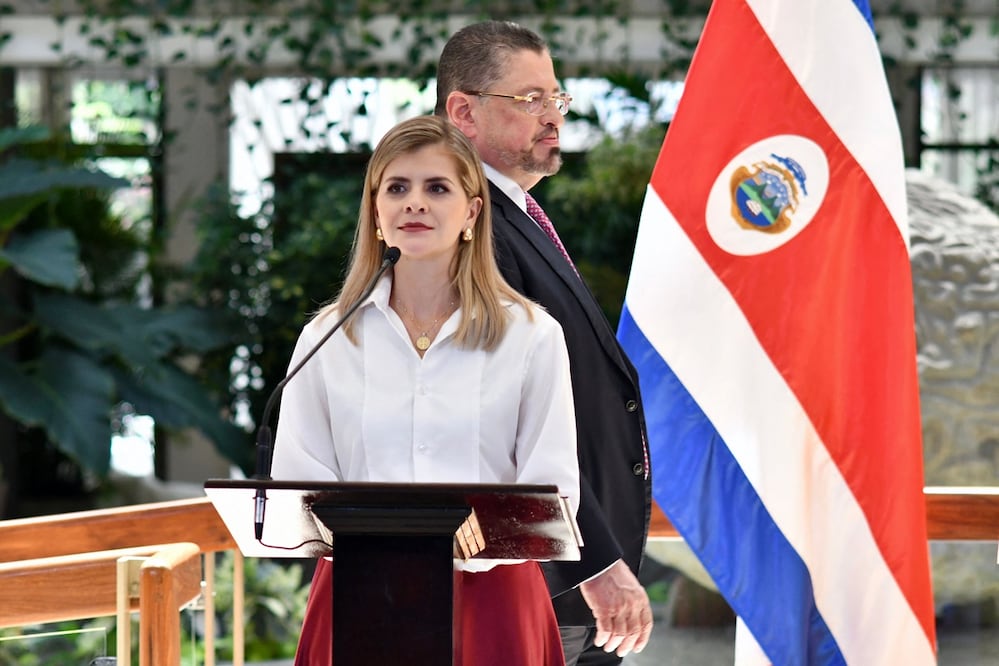 El mandatario de Costa Rica, Rodrigo Chaves (der.), y la presidenta electa, Laura Fernández, llegan a una conferencia de prensa en San José. Foto: AFP