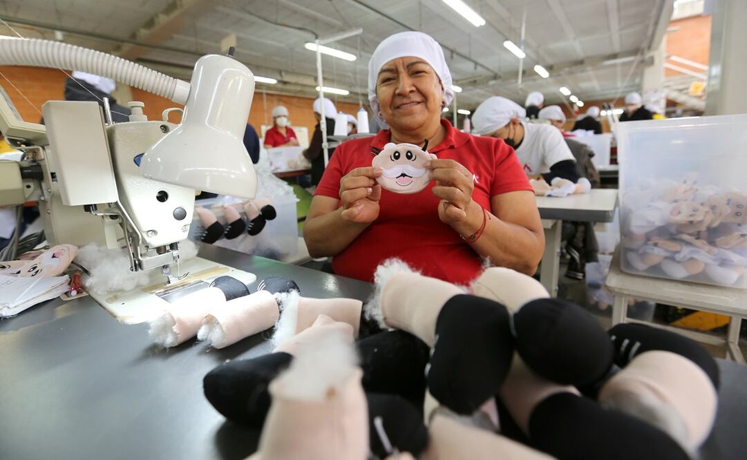 Los desempeñan diferentes actividades, desde la costura de las piezas hasta el armado. Foto: Diego Prado/EL UNIVERSAL