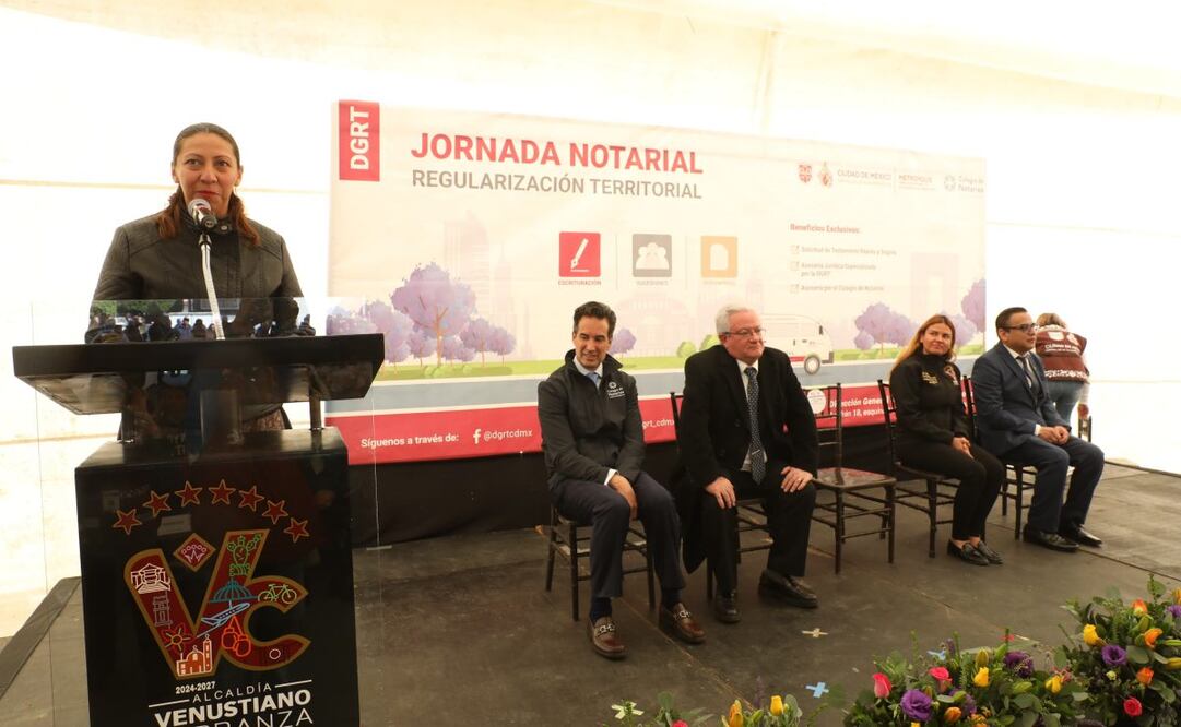 La alcaldesa de Venustiano Carranza, Evelyn Parra, encabezó la ceremonia de arranque de la Jornada Notarial 2025.
Foto: Especial.