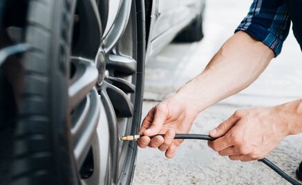 ¿Qué le pasa a tu auto si las llantas tienen presión baja?