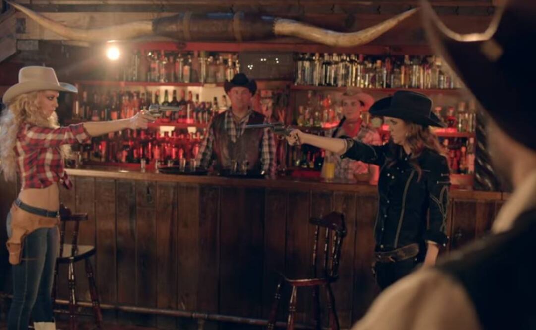 Las dos mujeres se enfrentan en un duelo pero el final es inesperado: en lugar de dispararse entre ellas, asesinan al hombre. FOTO: Captura.