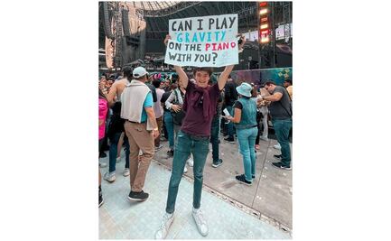 Mexicano toca con Coldplay, gracias a un incendio