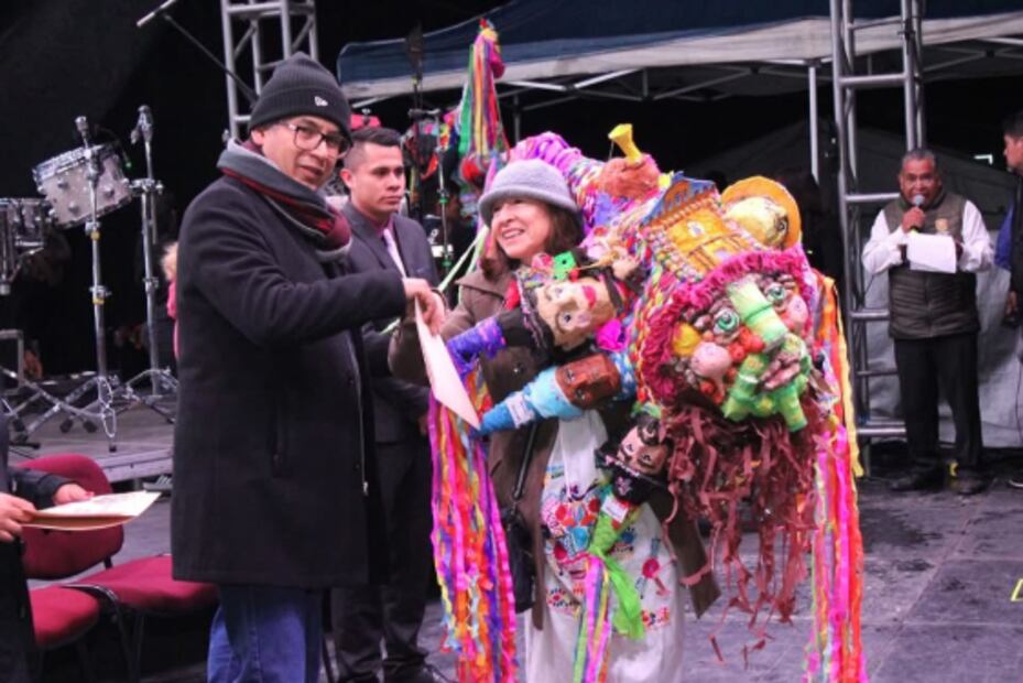 Artesanos locales exhiben sus piñatas durante la FIPA. Foto: Facebook Feria Internacional de la Piñata Acolman 2025
