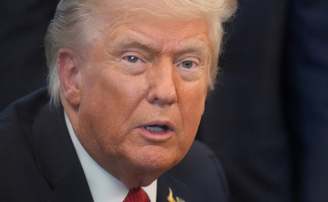 El presidente Donald Trump habla con la prensa antes de firmar una orden ejecutiva en la Oficina Oval de la Casa Blanca, el lunes 6 de octubre de 2025, en Washington. Foto: AP
