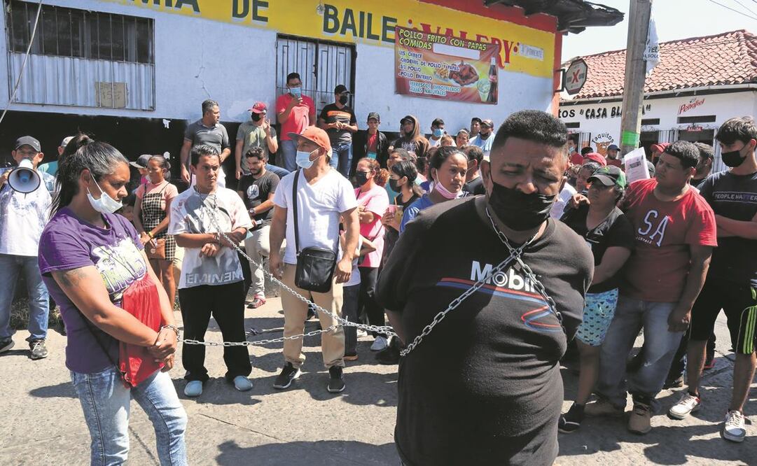 Los guatemaltecos Patricio y Jhonatan, la hondureña Esmeralda y la venezolana Nisfa marcharon encadenados en Tapachula. Foto: María de Jesús Peters/ EL UNIVERSAL.