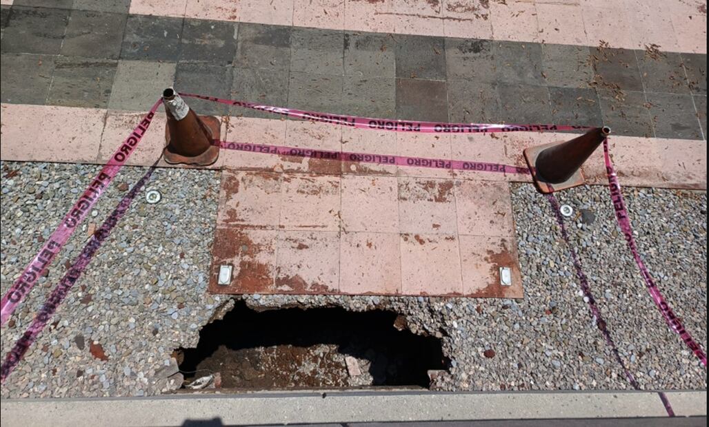 Lluvias atípicas registradas los últimos días en la Ciudad de México provocan socavones y goteras en la Cámara de Diputados, el 14 de agosto de 2025. Foto: Enrique Gómez/EL UNIVERSAL
