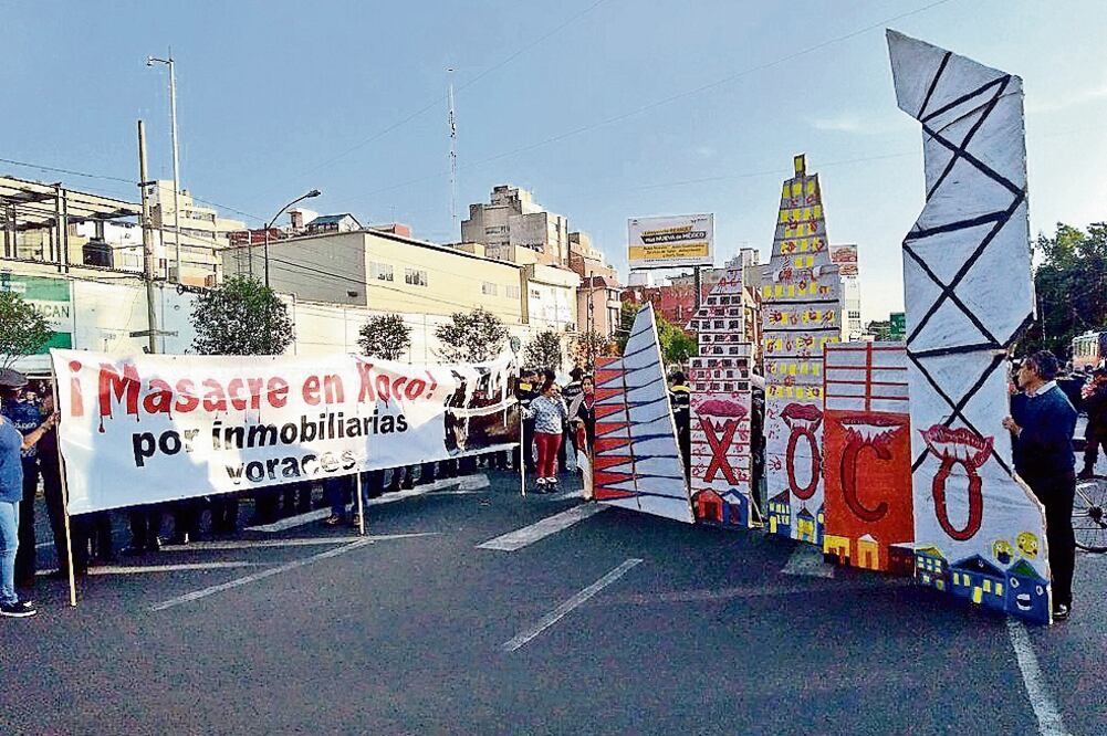 Los inconformes sólo dejaron un carril para el paso vehicular y exigieron que se detenga la construcción de la torre en colonia Xoco, en BJ (GERARDO SUÁREZ. EL UNIVERSAL)