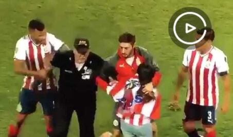 Jugadores de Chivas ayudan a aficionada