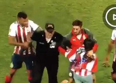 Jugadores de Chivas ayudan a aficionada