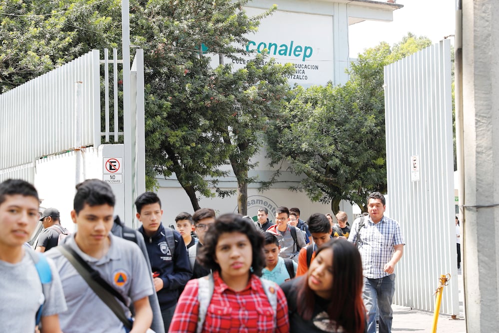 Padres de familia se dicen preocupados por la inseguridad que se registra en las inmediaciones del plantel; aseguran que en la zona con frecuencia asaltan a los estudiantes (IRVIN OLIVARES. EL UNIVERSAL)